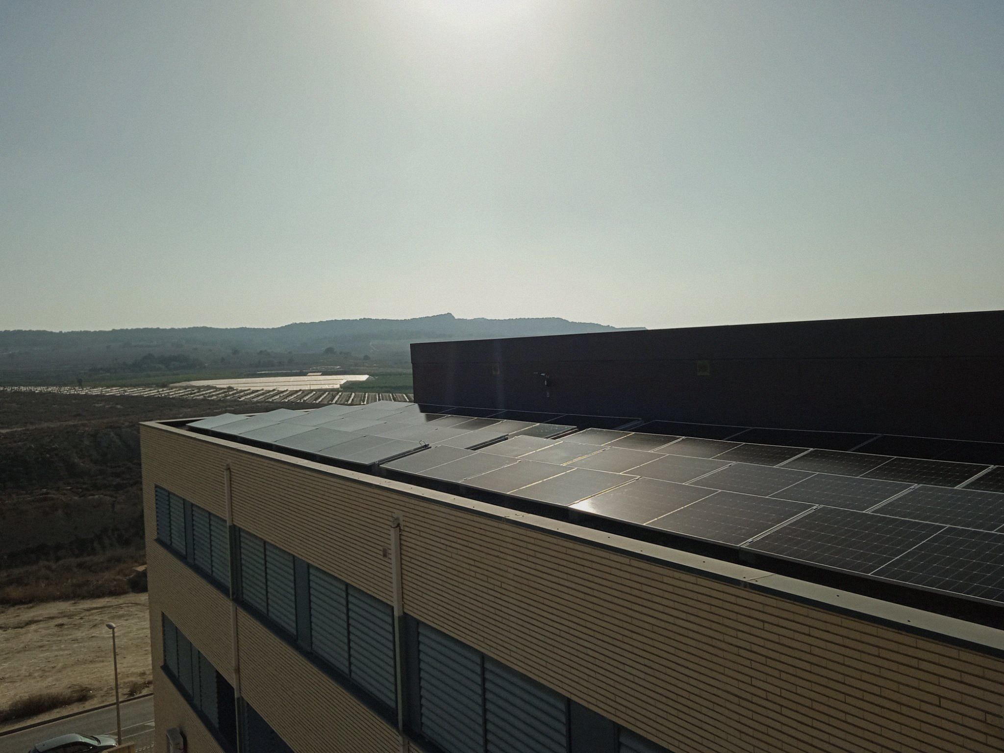 Paneles solares fotovoltaicos en la cubierta de un instituto 